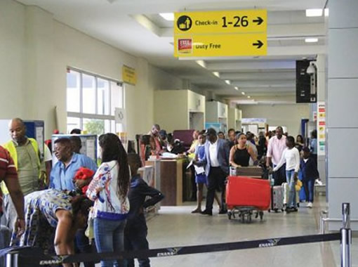 Luso-angolano detido três dias por alegado teste falso da covid-19 no aeroporto de Luanda